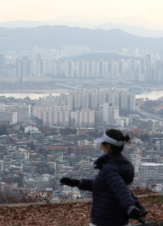 주택가격전망지수 '역대 최고'정부의 잇따른 부동산 대책에도 불구, 향후 집값이 더 오를 것으로 예상하는 소비자가 오히려 더 늘었다.    연합뉴스